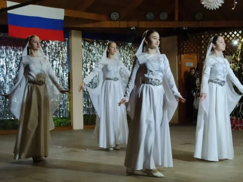 Новогодняя Абхазия - зимняя сказка, море и застолье