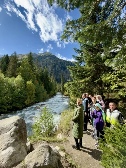 Один день в Домбае: горные вершины, ущелья и осенние пейзажи